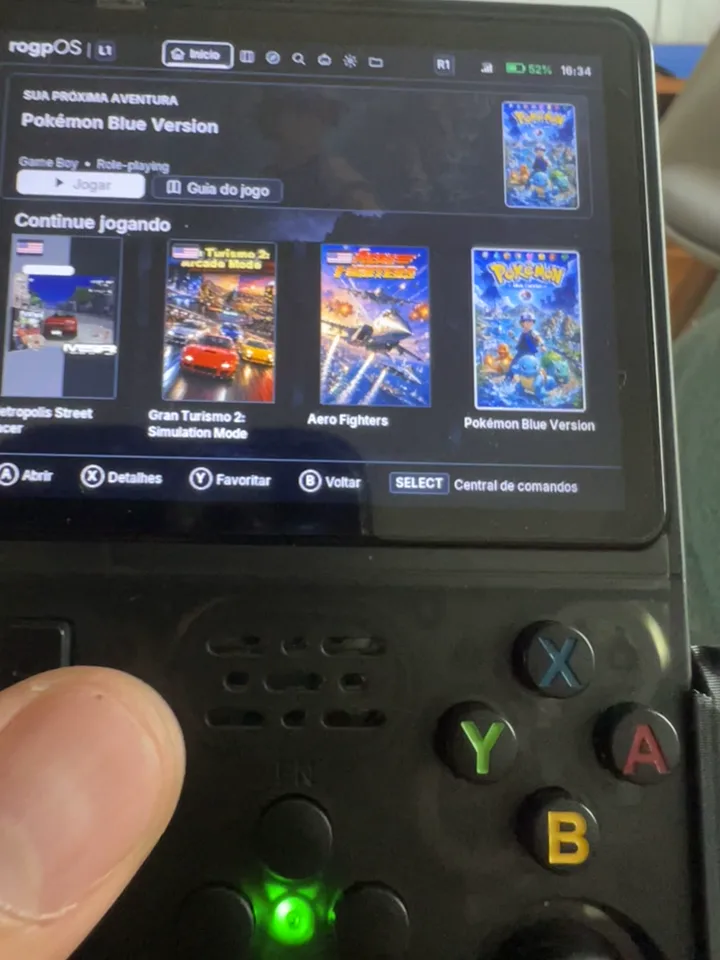 Fotografia do console com a tela inicial do rogpOS e a seção Continue jogando
